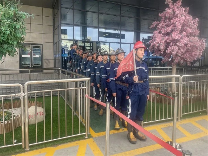141686710534136801.jpg 喜訊!中能袁大灘煤礦綜采一隊獲2023年陜西省能源化學地質工會“工人先鋒號”榮譽稱號(4).jpg