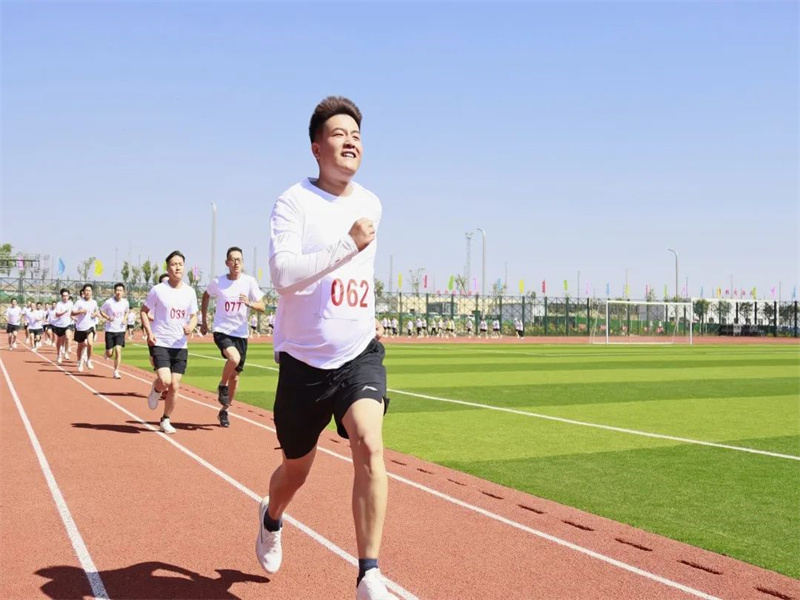 161686925003778543.jpg 選煤分公司舉辦“向未來·奔跑吧”職工田徑比賽(5).jpg