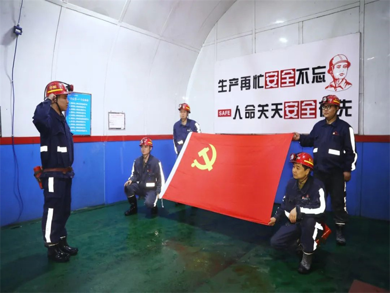 051688547557545113.jpg “兩優(yōu)一先”事跡丨涌鑫公司:黨旗引領(lǐng) 風(fēng)勁揚帆.jpg