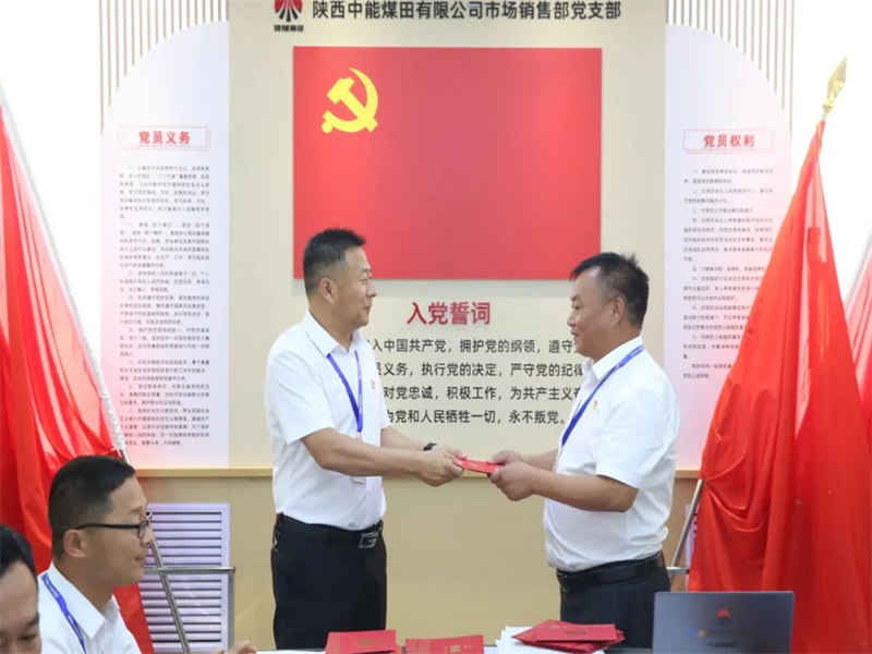 071688693406211248.jpg “兩優一先”事跡丨中能公司市場銷售部黨支部:讓運銷紅閃耀礦區.jpg